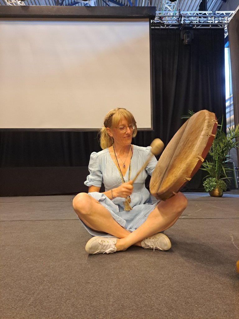 Helhetsmässa i Karlstad Therese trummar på scenen