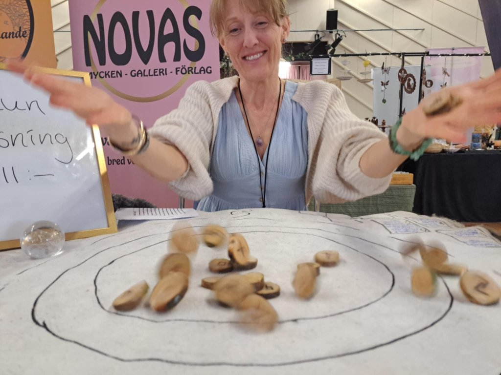 Helhetsmässa i Karlstad Therese kastar runor